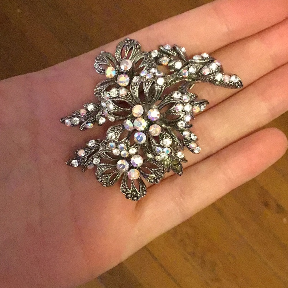Floral brooch